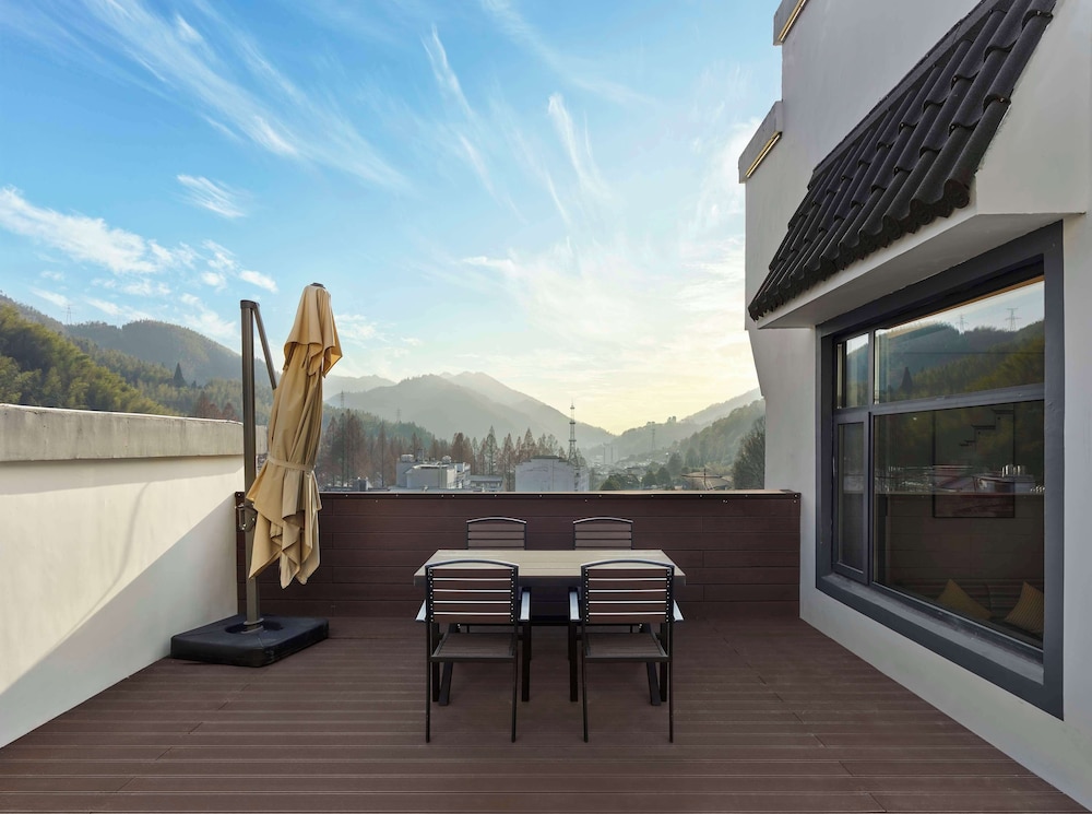 Premium Room, 1 King Bed, Patio