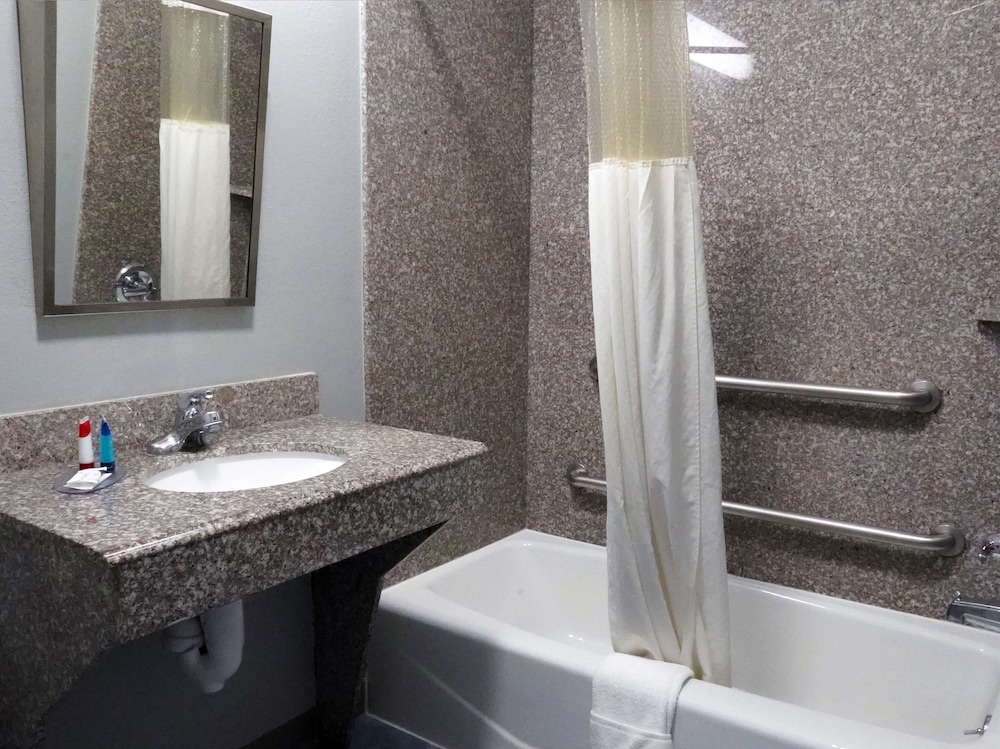 Suite, 1 Queen Bed, Non Smoking (Jacuzzi) - Photo 7