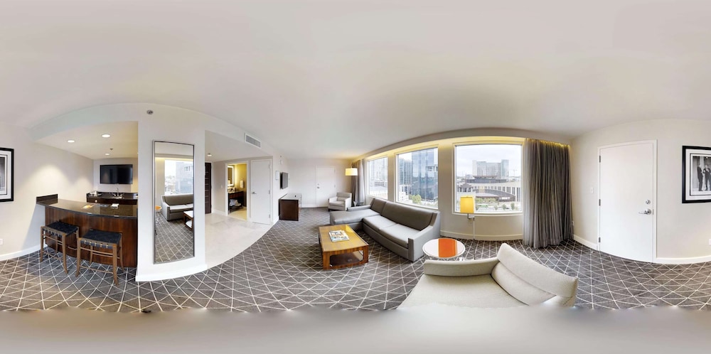 Executive Suite, 1 King Bed, Executive Lounge Access thumbnail 5