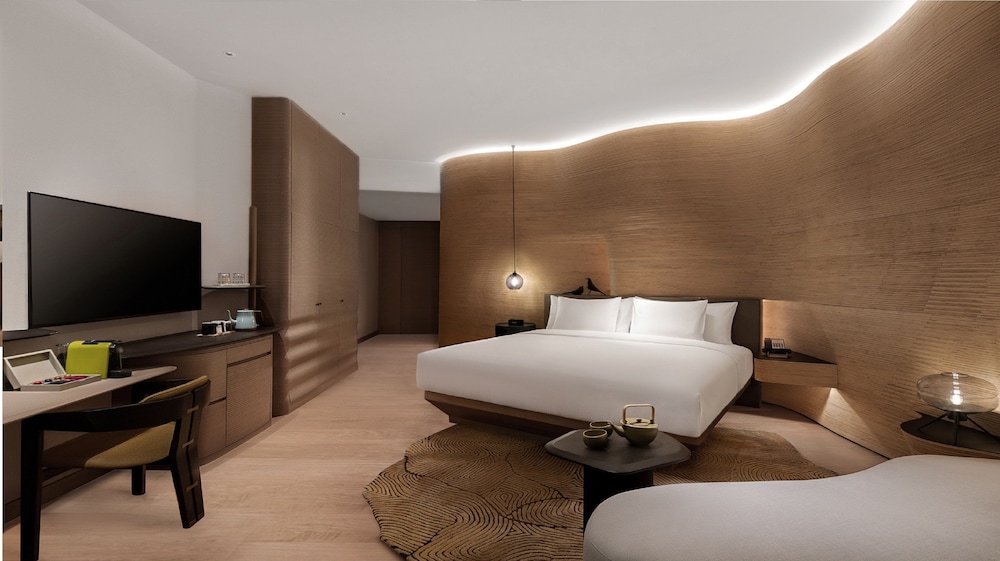 Standard Room, 1 King Bed, Mountain View - Photo 1