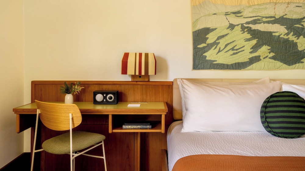 Room, 1 King Bed, Balcony photo 3