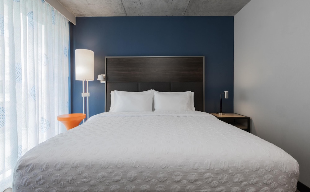 Room, 1 King Bed thumbnail 6