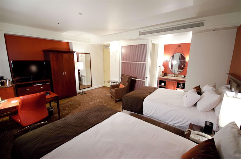 Room, 2 Queen Beds, Non Smoking - Photo 9