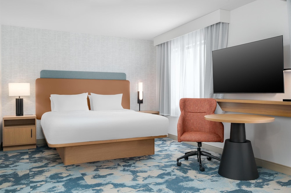 Room, 1 King Bed, Refrigerator