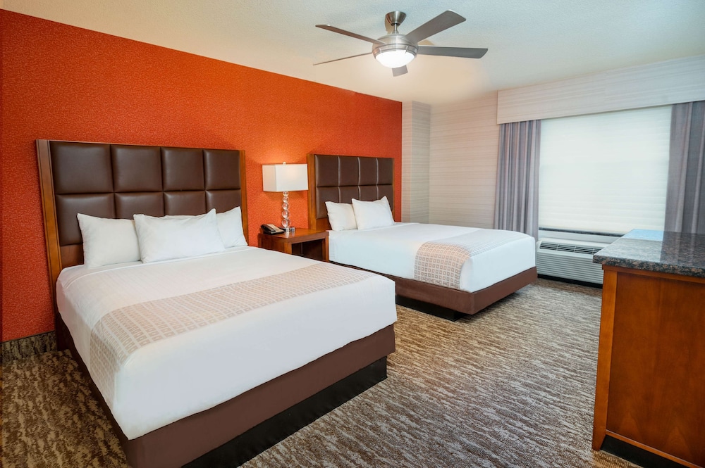Suite, 2 Bedrooms, Accessible, Bathtub - Photo 1