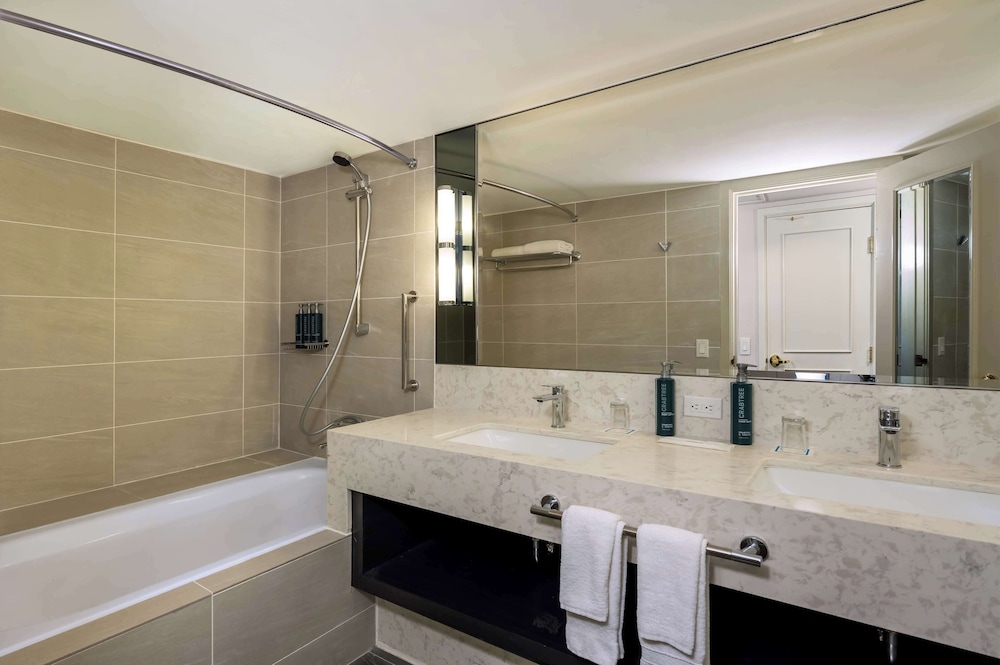 Premier King Executive with Lounge Access - Photo 5