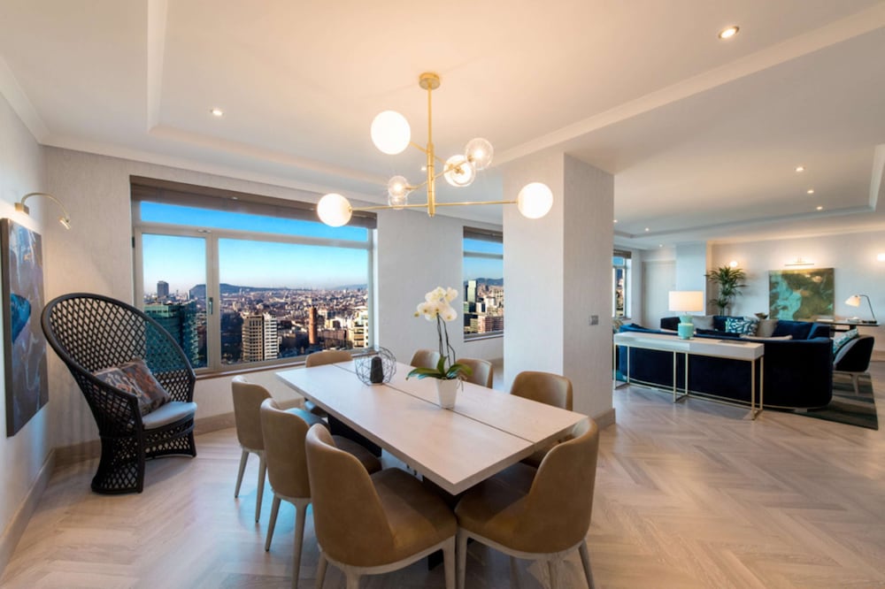 Suite, 1 King Bed (Skyline) thumbnail 6