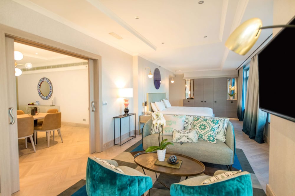 Suite, 1 King Bed (Skyline)