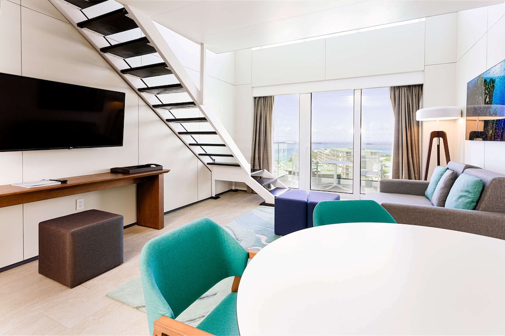 Executive Suite, 1 King Bed with Sofa bed, Pool View (Sky Loft Suite)