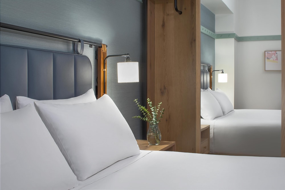 Executive Suite, 1 King Bed with Sofa bed, Roll-in Shower