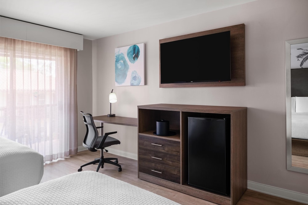 Standard Room, 2 Queen Beds, Non Smoking, Refrigerator photo 2