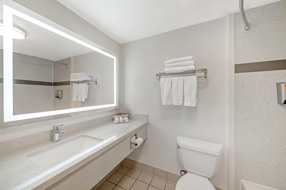 Standard Room, 2 Queen Beds, Non Smoking, Refrigerator & Microwave (Pet Friendly) - Photo 4