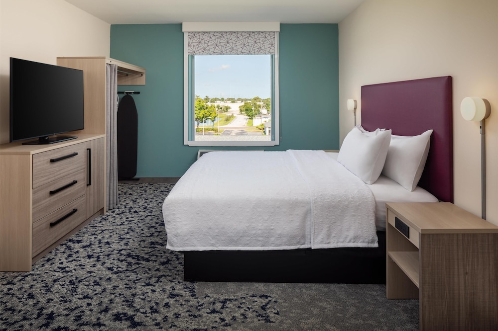 Suite, 1 King Bed (Hearing)
