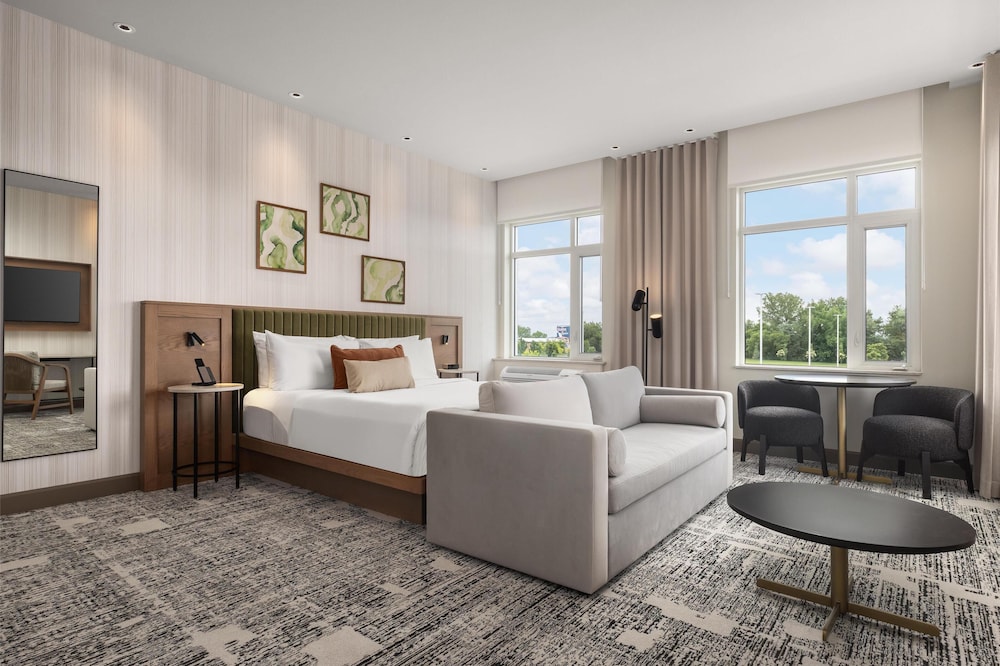 Deluxe Room, 1 King Bed with Sofa bed thumbnail 6