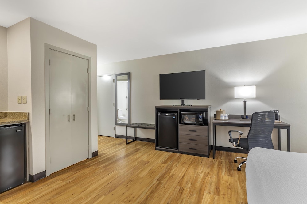 Suite, 2 Queen Beds, Non Smoking, Refrigerator & Microwave (Living Room;with Sofabed) - Photo 7