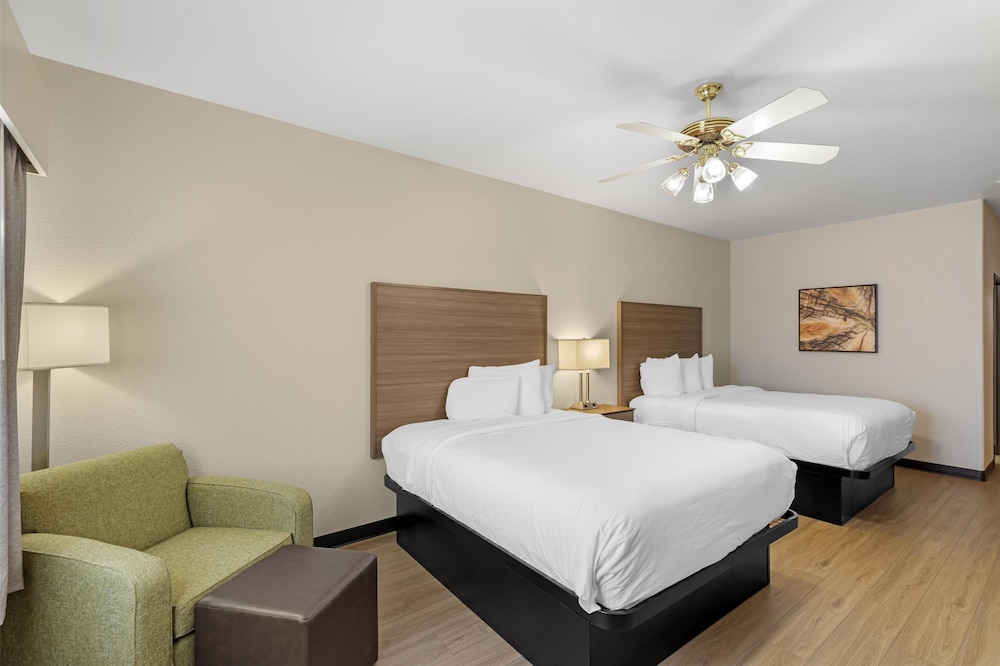 Suite, 2 Queen Beds, Refrigerator & Microwave (Walk-in Shower) photo 3