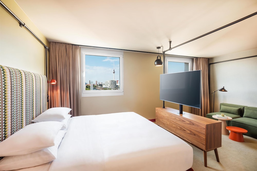 Premium Room, 1 King Bed - Photo 3