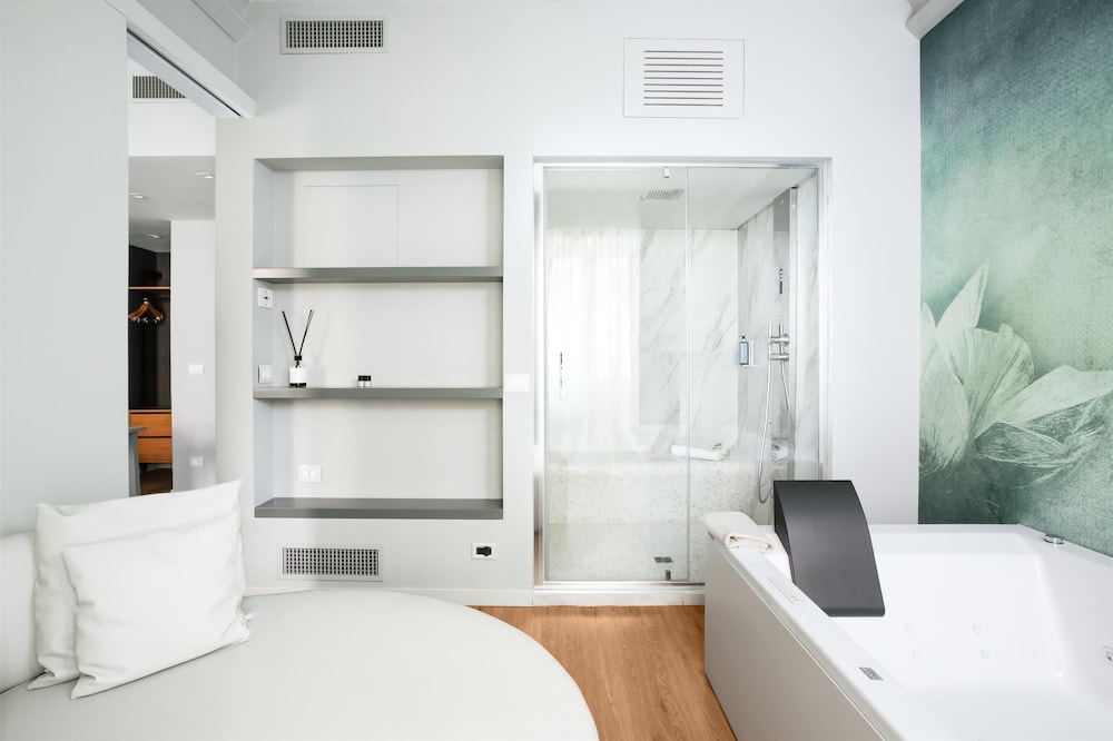 Suite, 1 King Bed, Non Smoking, Jetted Tub (Living Room) - Photo 4