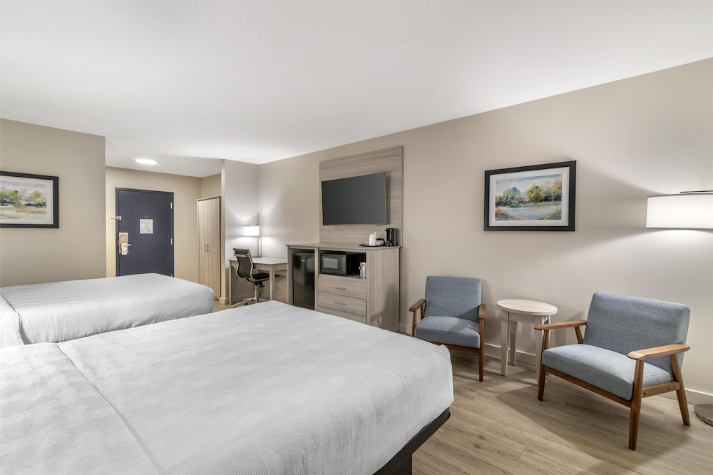 Standard Room, 2 Queen Beds, Non Smoking (Walk-in Shower;Pet Friendly) photo 3