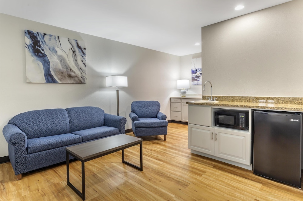 Suite, 2 Queen Beds, Non Smoking, Refrigerator & Microwave (Living Room;with Sofabed) - Photo 5