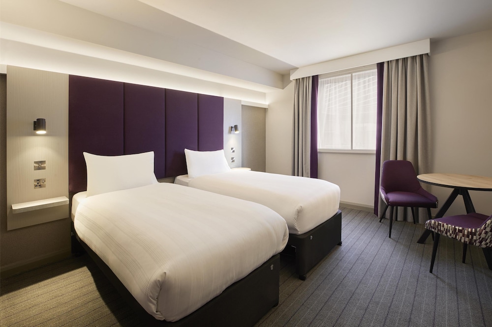 Standard Twin Room, Roll-in Shower