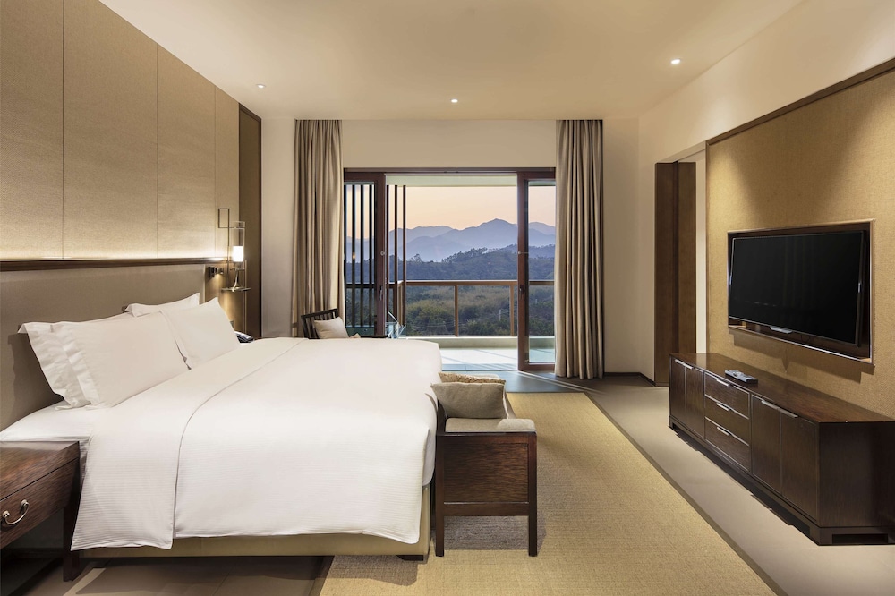Room, 1 King Bed, Bathtub, Bay View (River/Mountain View, Hot Tub) photo 1