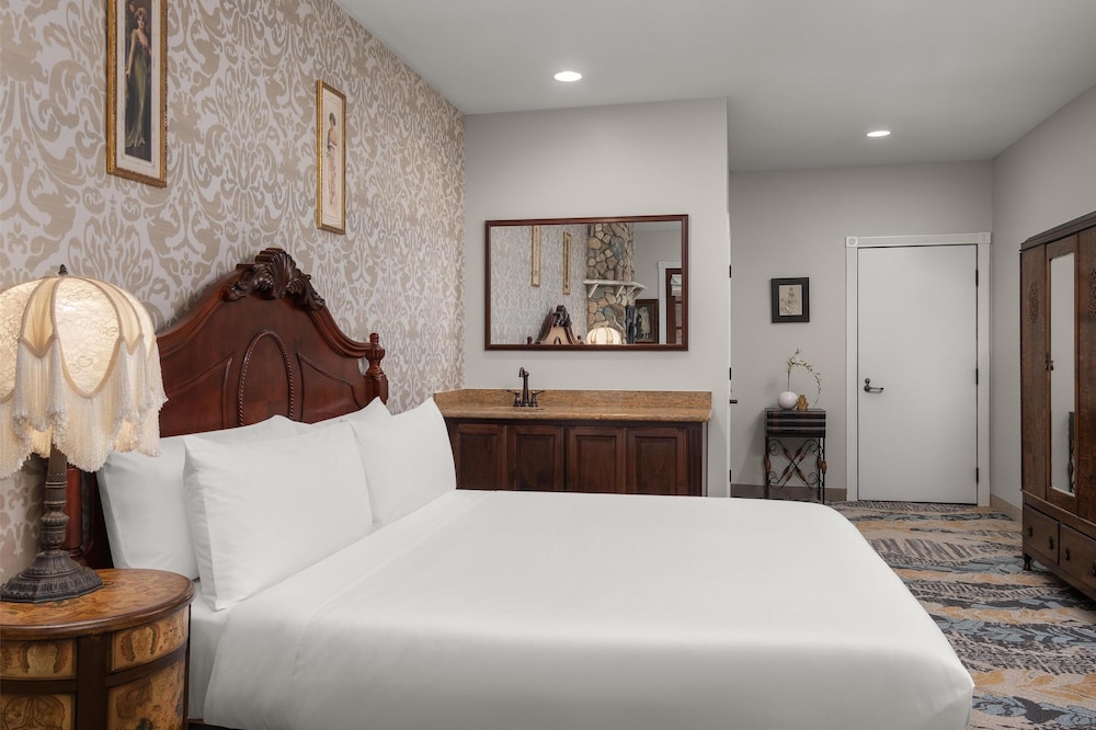 Honeymoon Suite, 1 King Bed photo 1