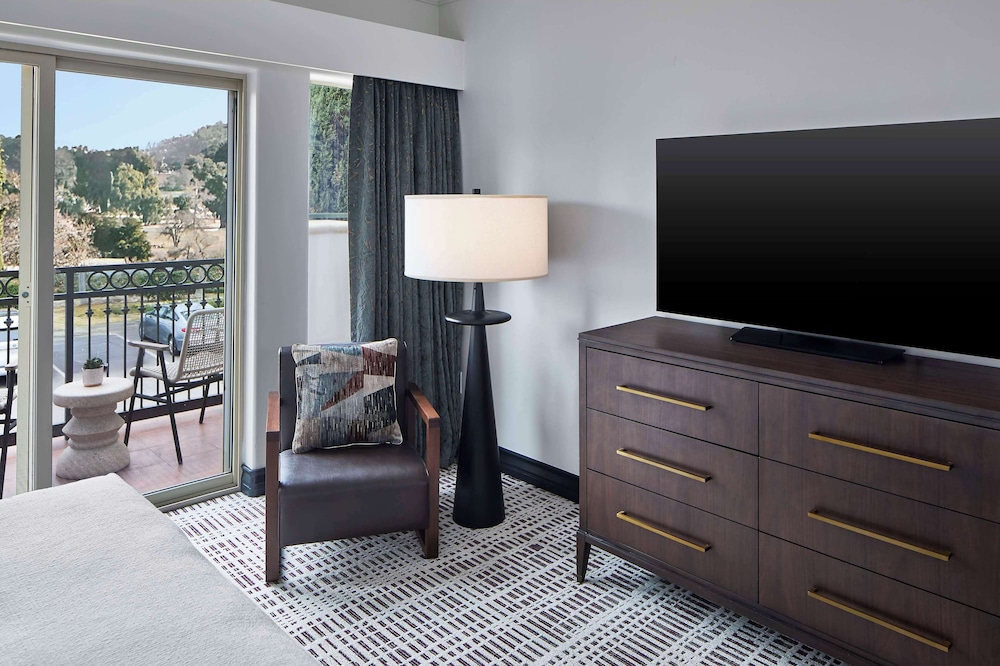 Suite, 1 Bedroom, Balcony - Photo 3