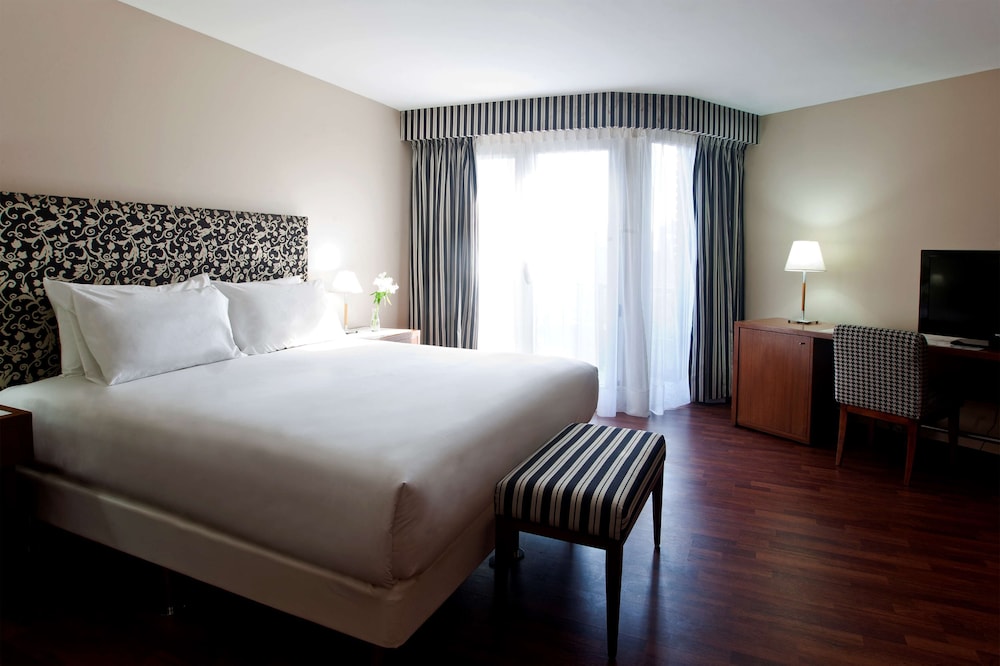Standard Room thumbnail 6