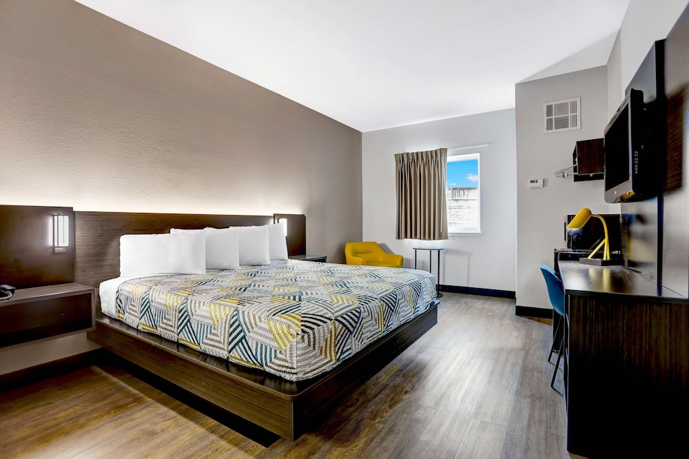 Deluxe Room, 1 King Bed, Non Smoking, Kitchen photo 2
