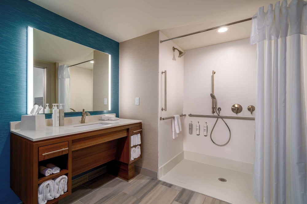 Suite, 2 Queen Beds, Accessible (Mobility & Hearing, Roll-In Shower) - Photo 7