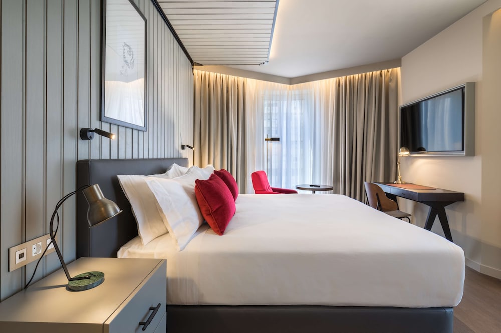 Room, 2 Queen Beds, City View thumbnail 5