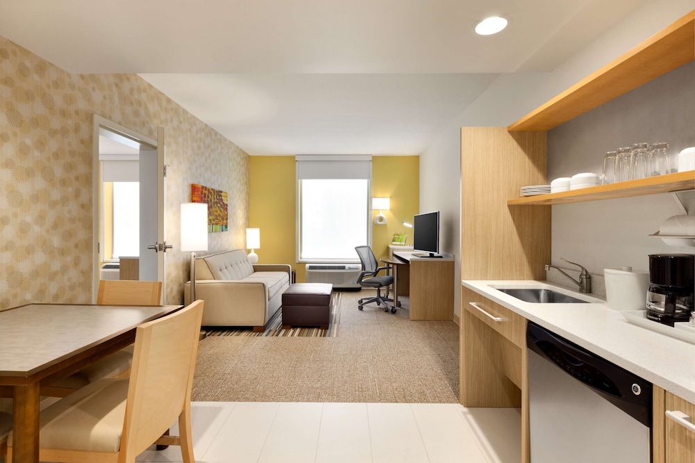Suite, 1 King Bed, Accessible, Non Smoking (Hearing) photo 2