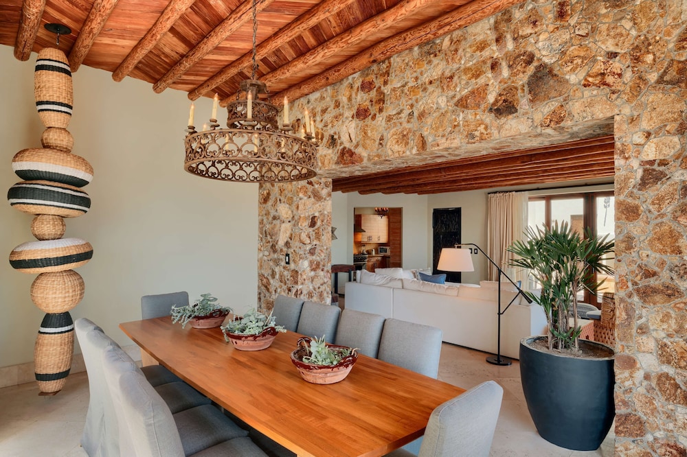 3 Bedroom Pedregal Private Home - Photo 2