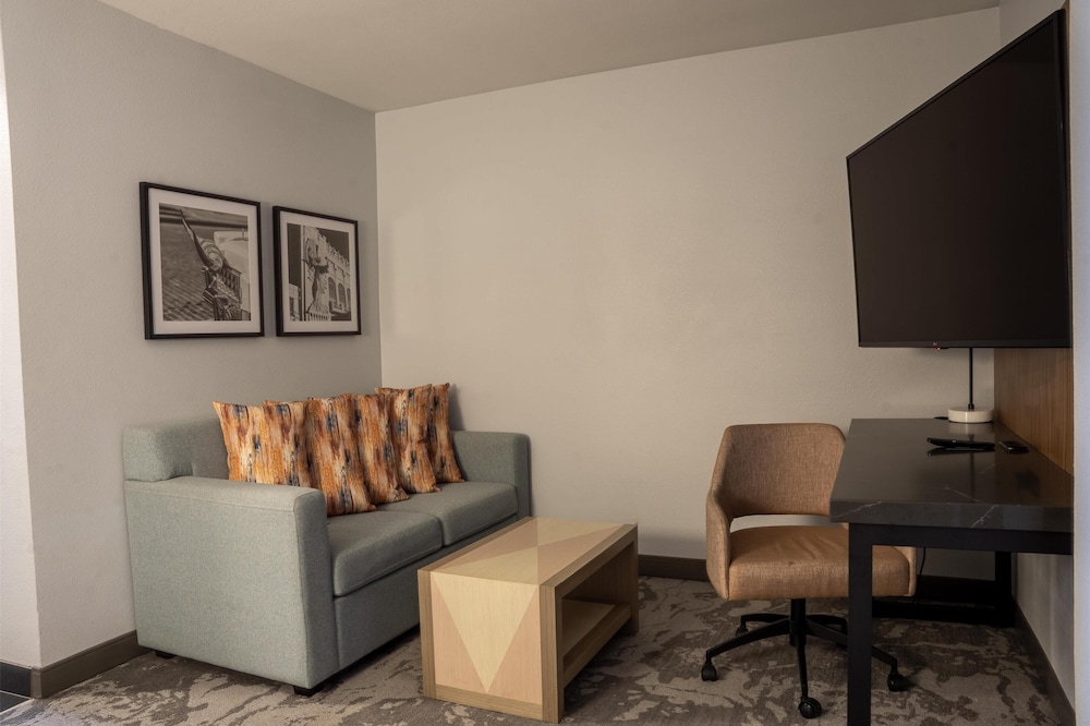 Junior Suite, 1 King Bed - Photo 3