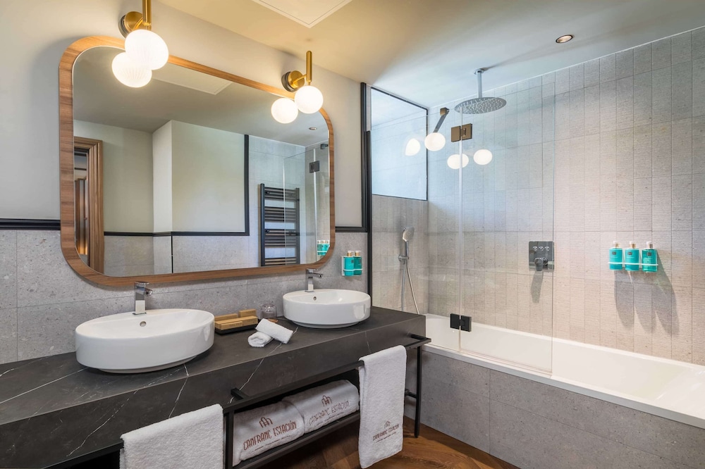 Suite (Duplex) - Photo 2
