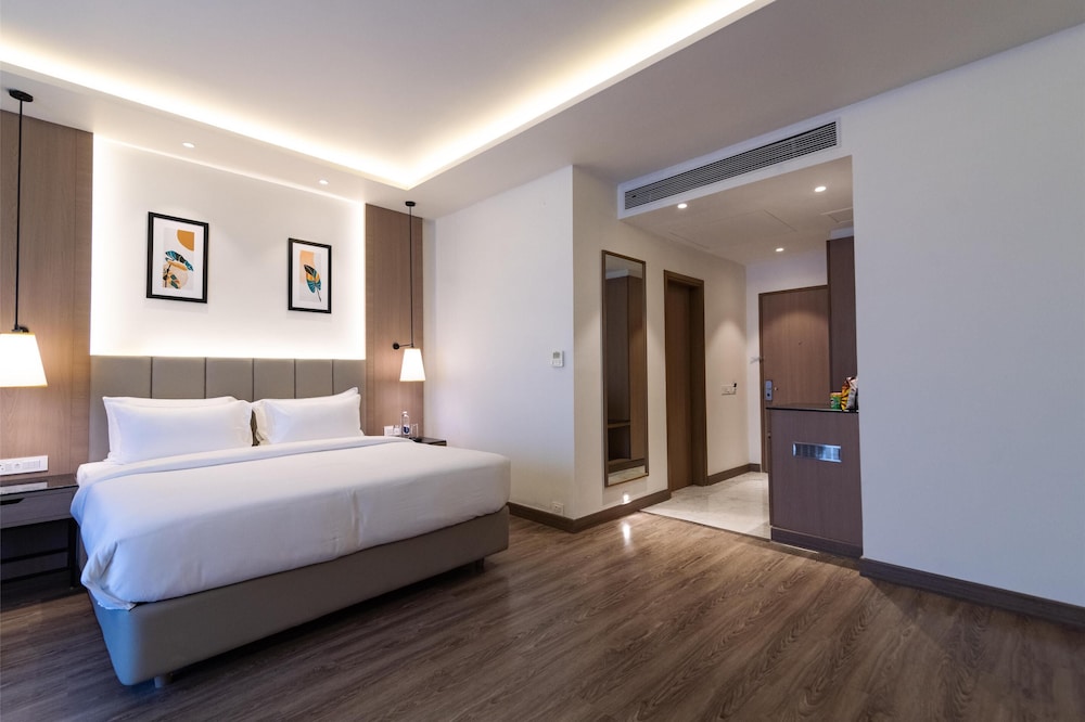 Premium Room, 1 King Bed, Non Smoking, City View