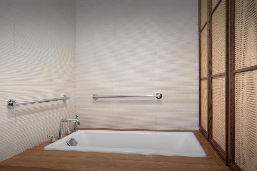 Room, 1 King Bed (Jetted Tub) - Photo 4