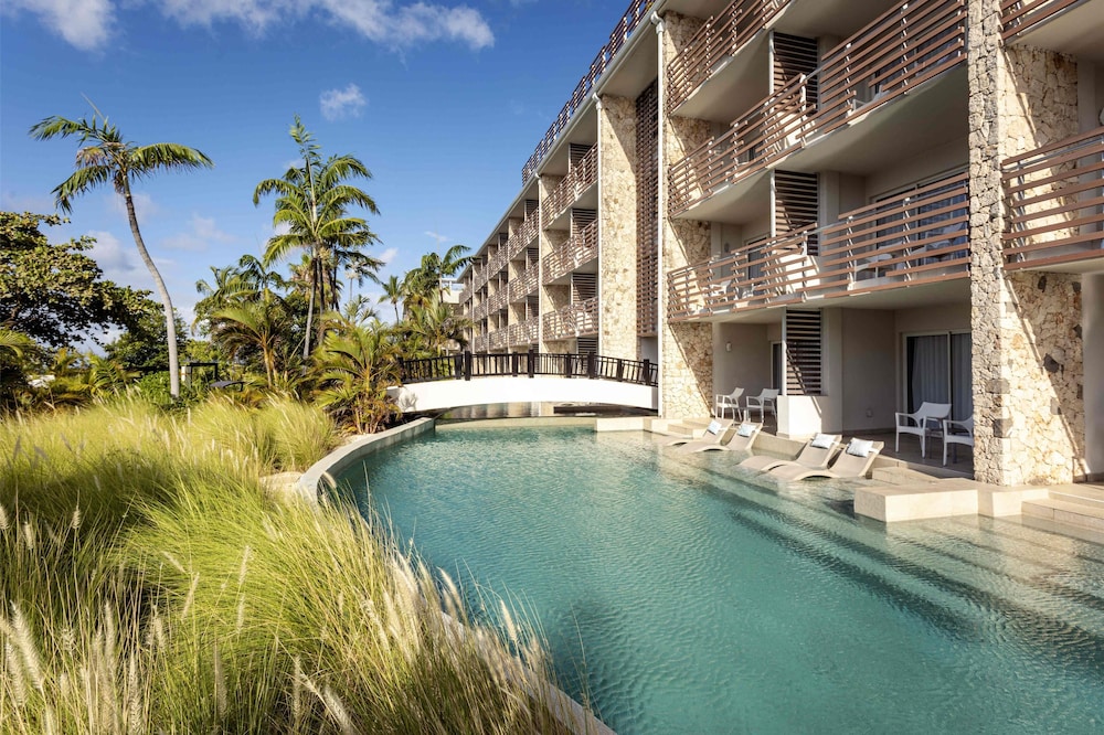 Suite, 1 King Bed, Pool View (swim-out Junior Suite)