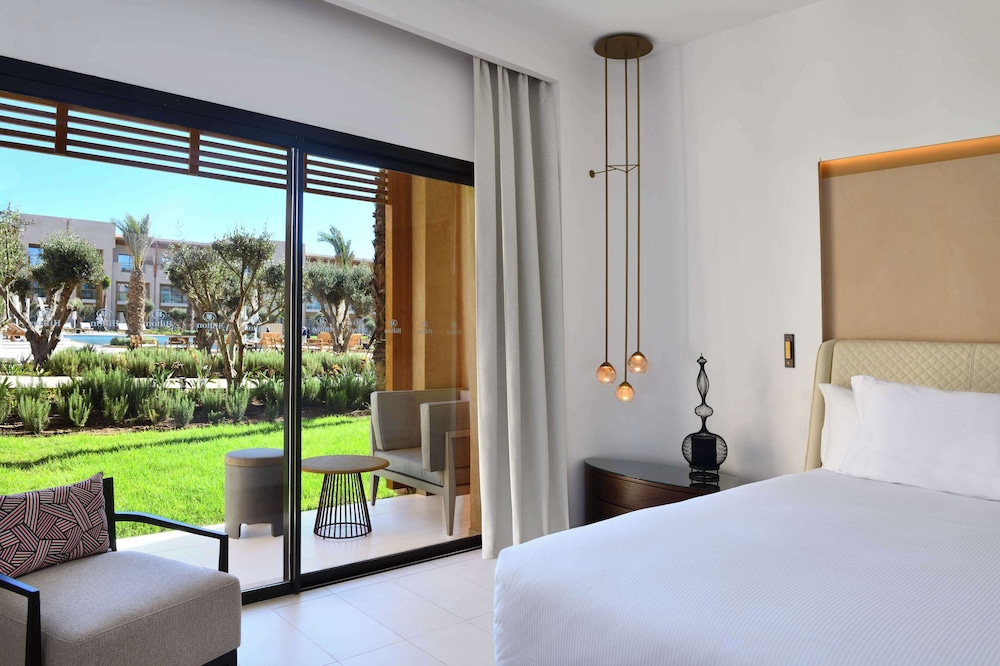 Family Room, 1 King Bed, Pool View