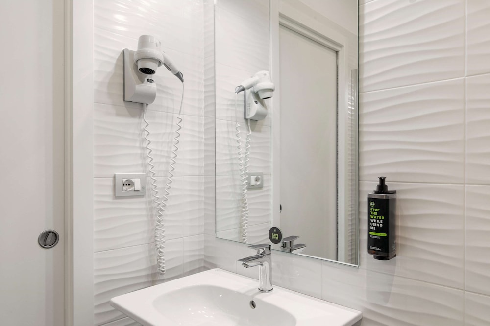 Standard Double Room - Photo 12