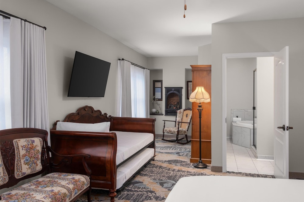 Deluxe Room, 1 King Bed photo 1