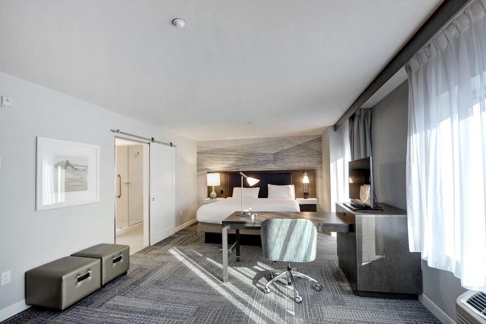 Room, 1 King Bed, Refrigerator