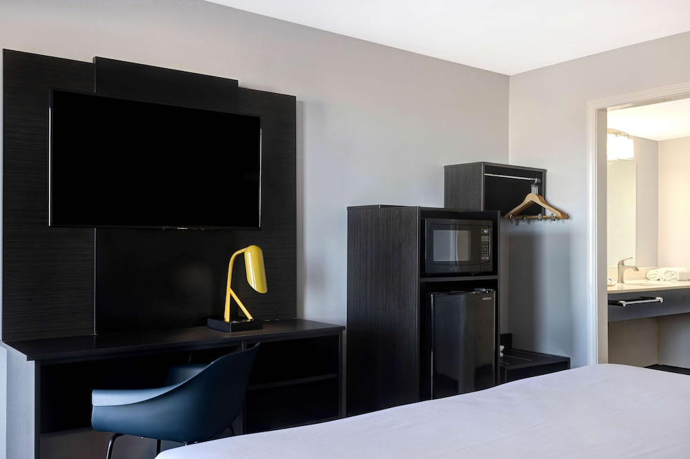 Standard Room, 1 King Bed, Non Smoking, Refrigerator & Microwave - Photo 2