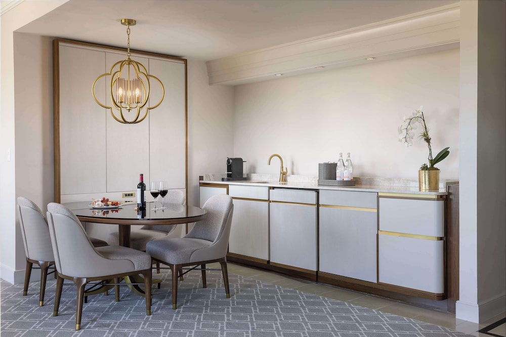 Suite, 1 King Bed (Disney View)