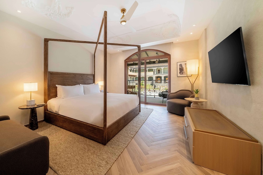 Deluxe Room, 1 King Bed, Mountain View