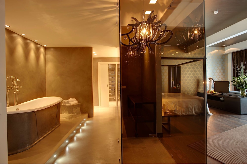 Junior Suite, 1 King Bed (Penthouse;with Sofabed) - Photo 2