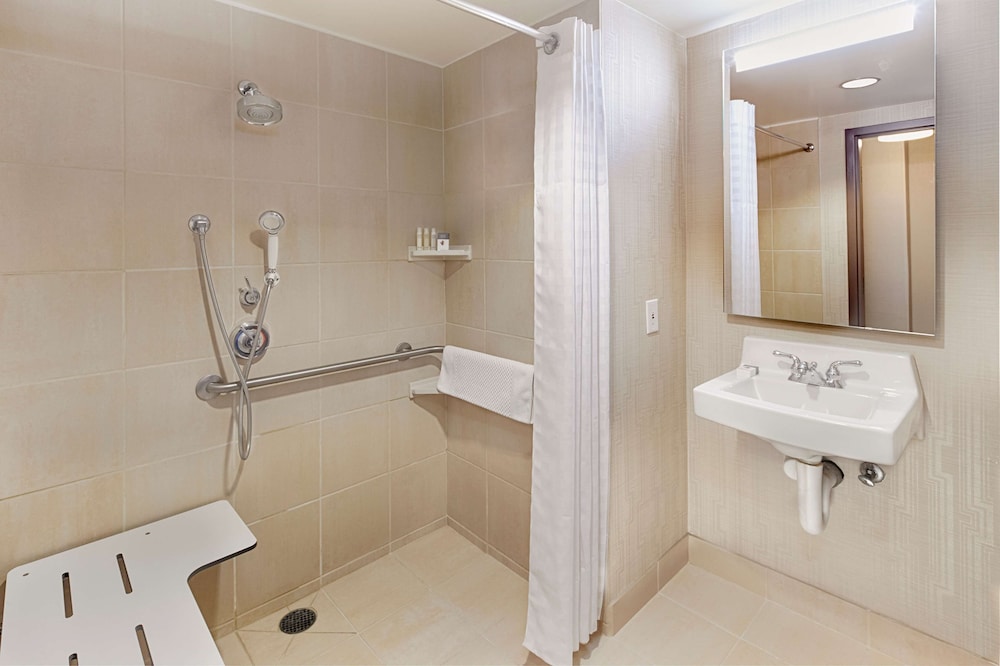 Suite, 1 King Bed, Accessible, Non Smoking - Photo 4