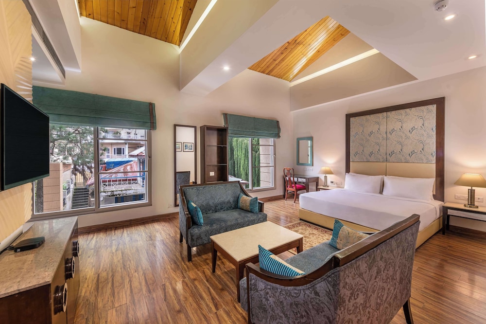 Deluxe Room (Pool and Valley View)