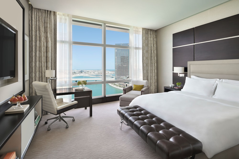 Executive Room, 1 King Bed (Waterfront View) photo 2